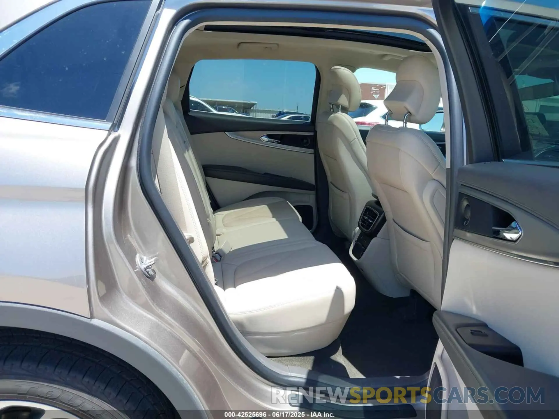 8 Photograph of a damaged car 2LMPJ8LP2KBL19503 LINCOLN NAUTILUS 2019