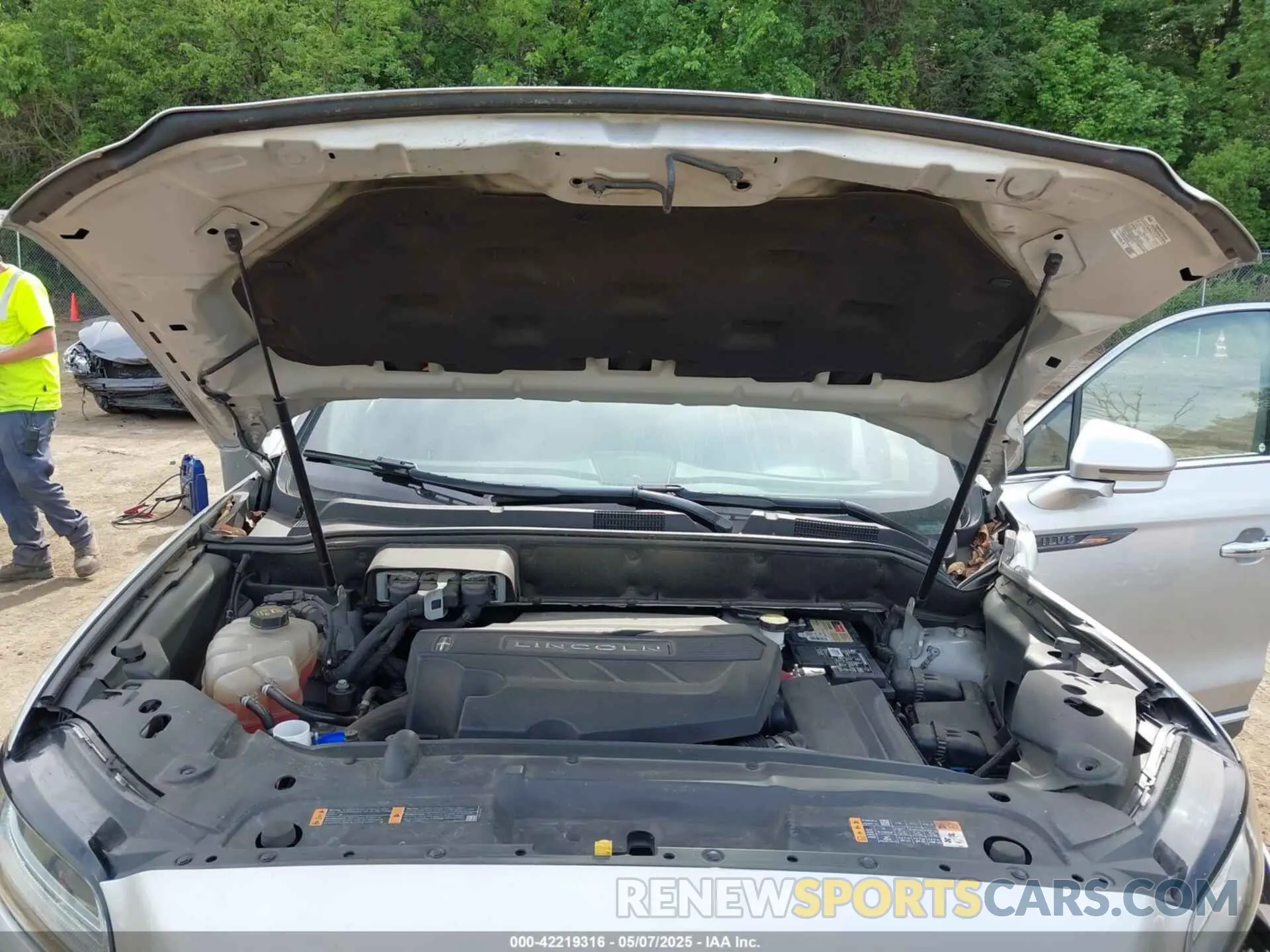 10 Photograph of a damaged car 2LMPJ8LP5KBL32374 LINCOLN NAUTILUS 2019