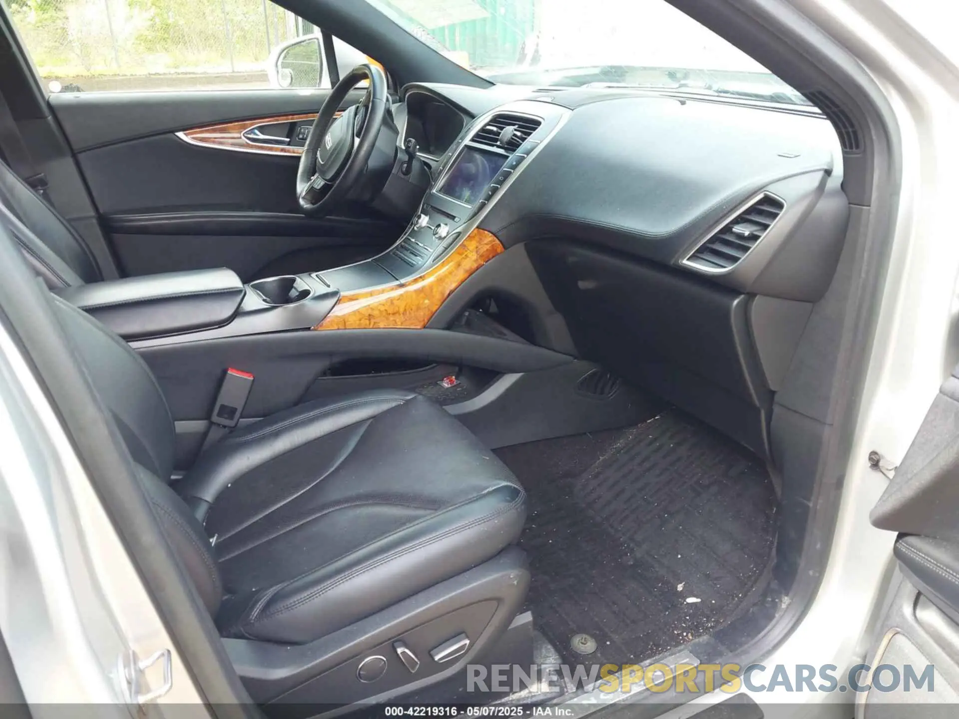 5 Photograph of a damaged car 2LMPJ8LP5KBL32374 LINCOLN NAUTILUS 2019
