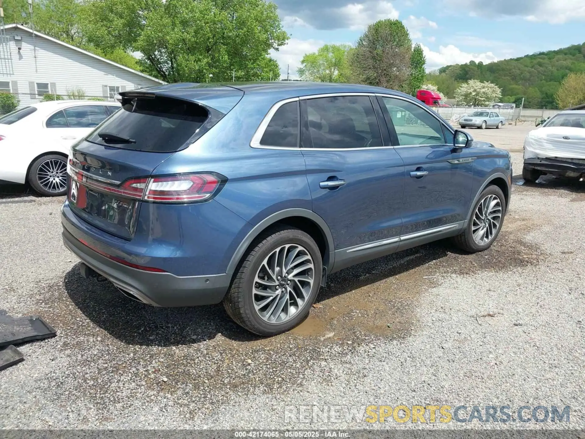 4 Photograph of a damaged car 2LMPJ8LPXKBL13447 LINCOLN NAUTILUS 2019