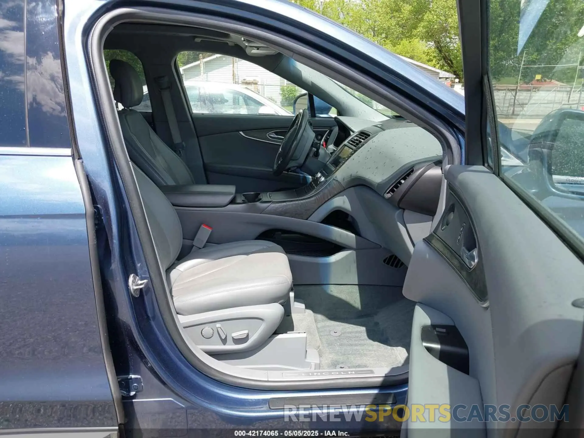 5 Photograph of a damaged car 2LMPJ8LPXKBL13447 LINCOLN NAUTILUS 2019