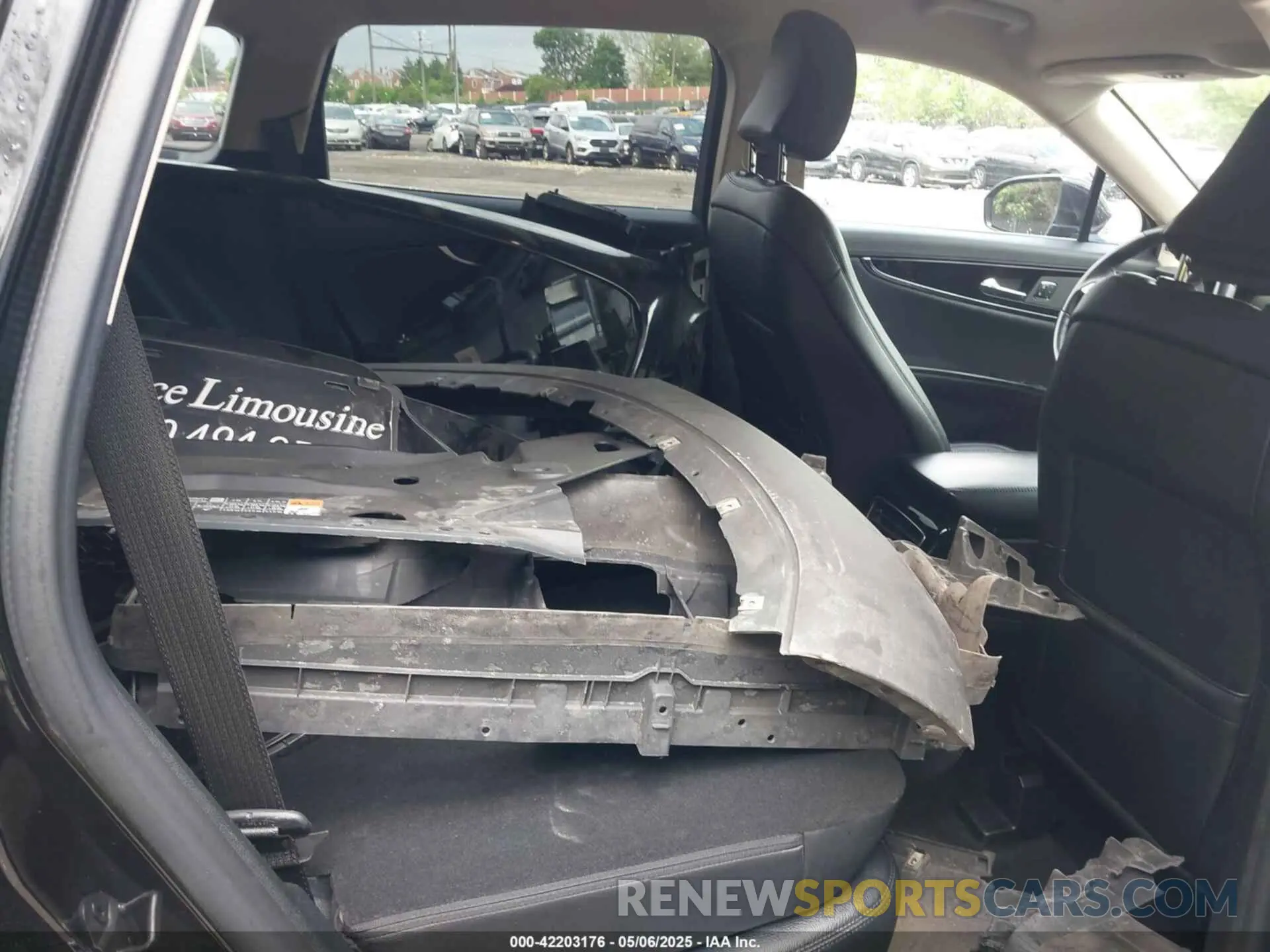 8 Photograph of a damaged car 2LMPJ8J92NBL13418 LINCOLN NAUTILUS 2022