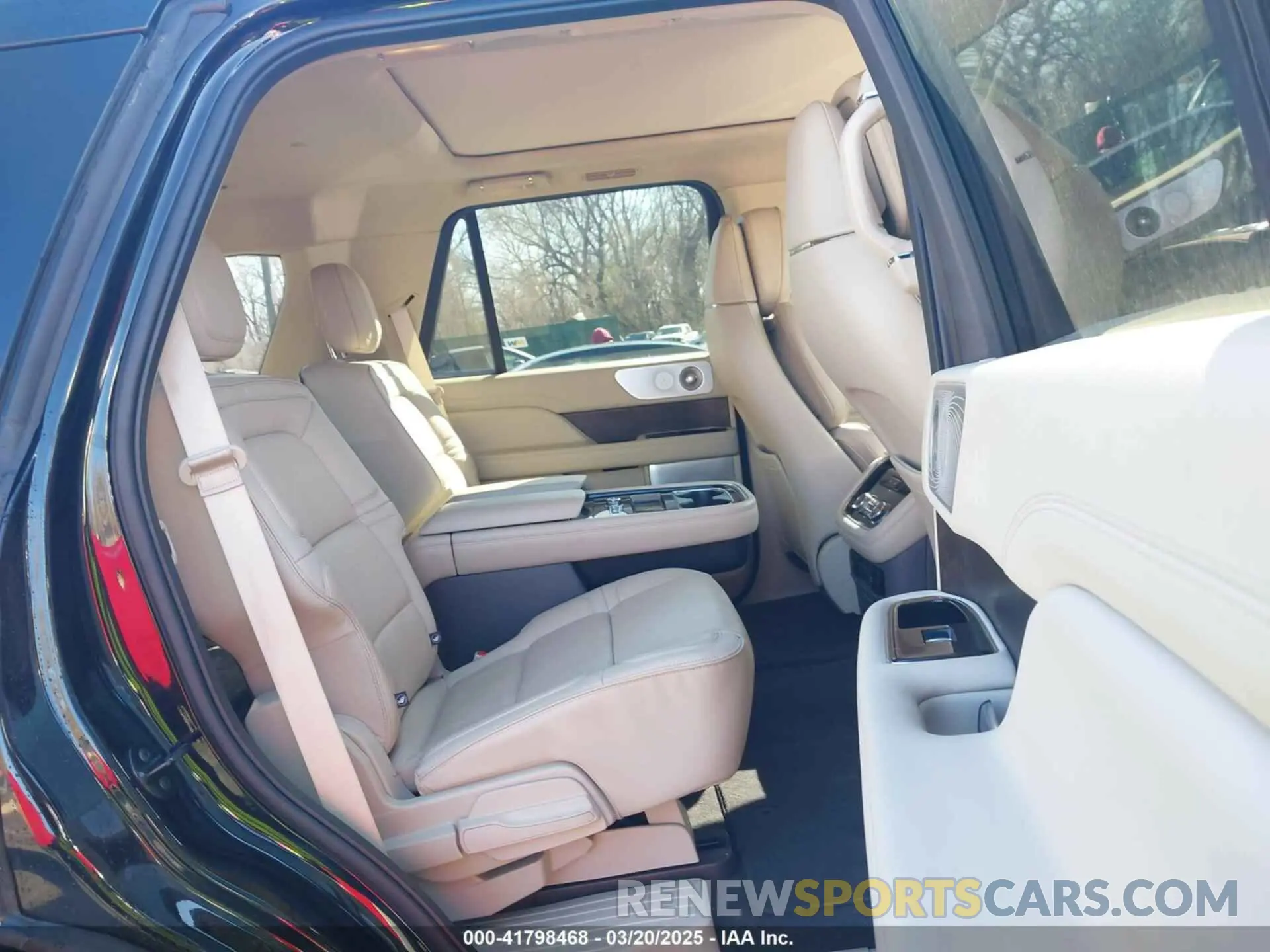 8 Фотография поврежденного автомобиля 5LMJJ2LT4KEL24070 LINCOLN NAVIGATOR 2019