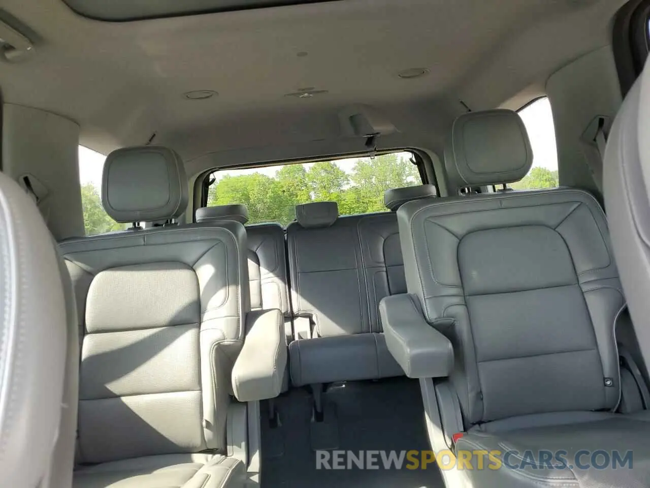 10 Photograph of a damaged car 5LMJJ2LT7KEL14794 LINCOLN NAVIGATOR 2019