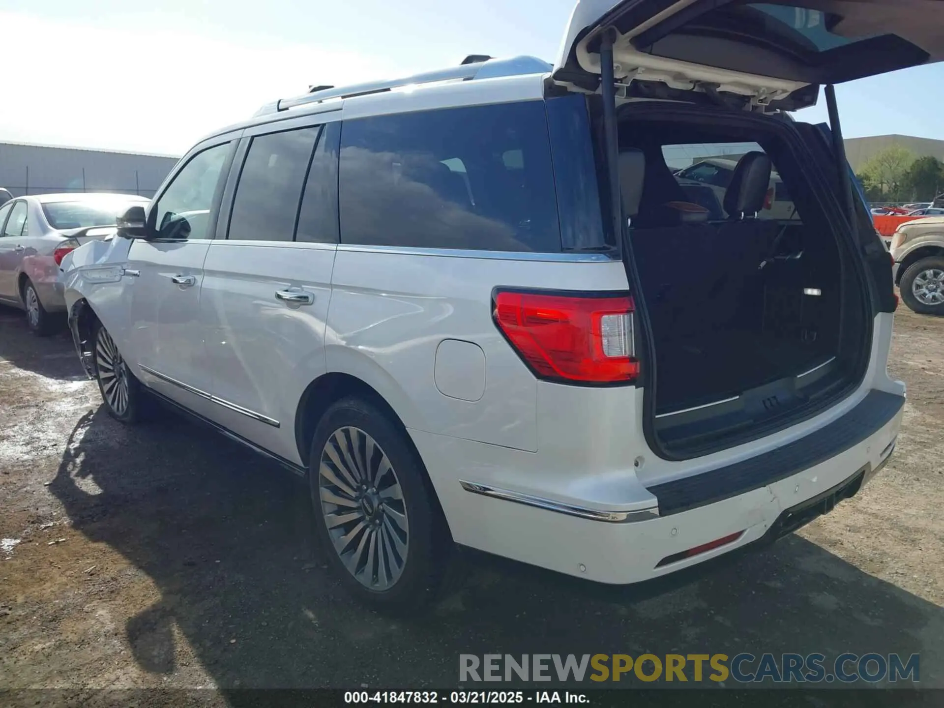 3 Фотография поврежденного автомобиля 5LMJJ2LT8KEL10852 LINCOLN NAVIGATOR 2019