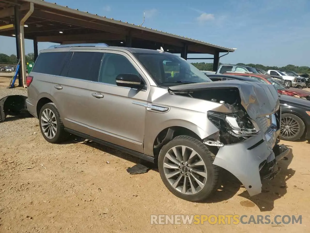 4 Photograph of a damaged car 5LMJJ2LT5LEL15525 LINCOLN NAVIGATOR 2020