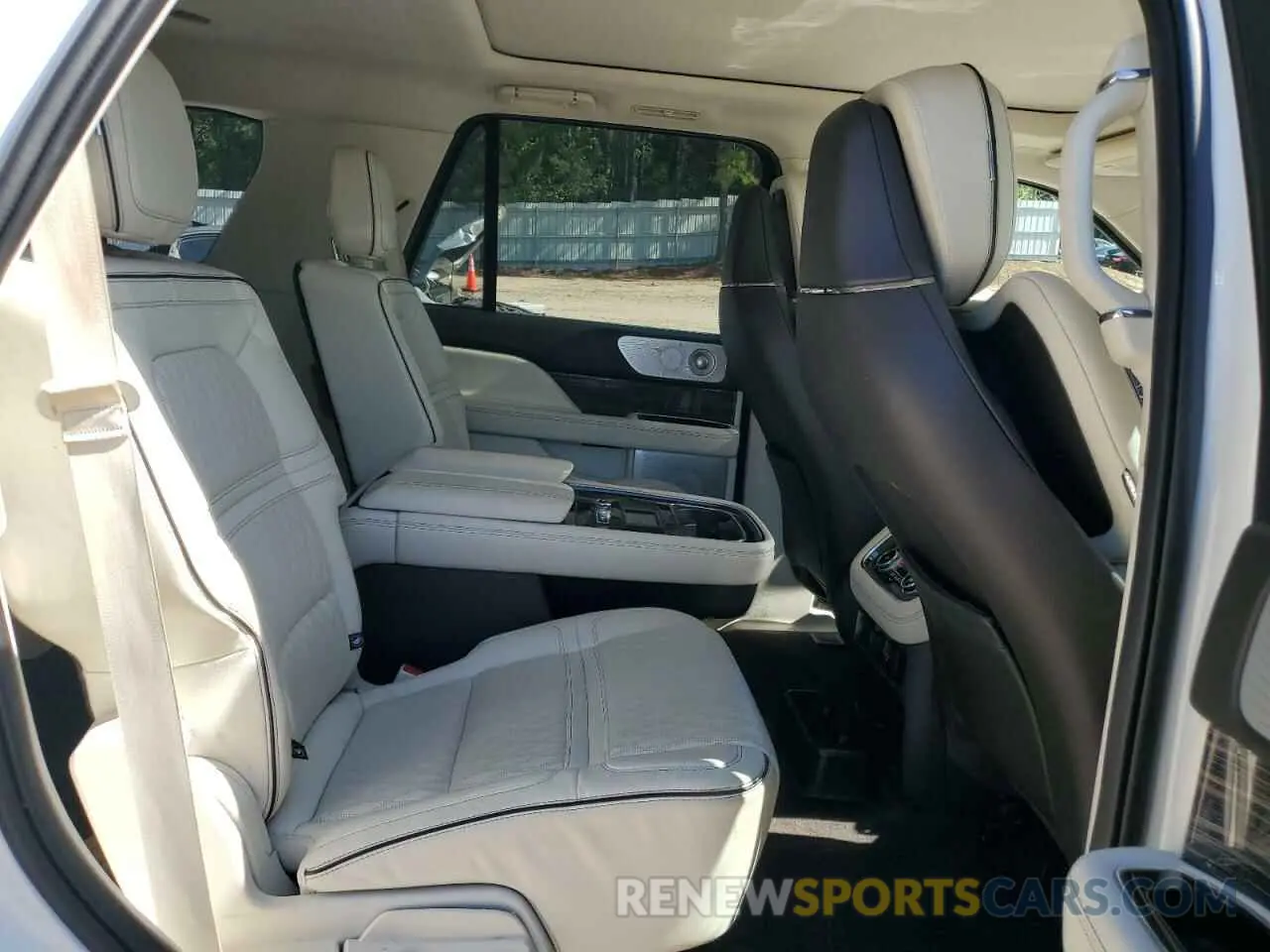 11 Photograph of a damaged car 5LMJJ2TT4LEL00935 LINCOLN NAVIGATOR 2020