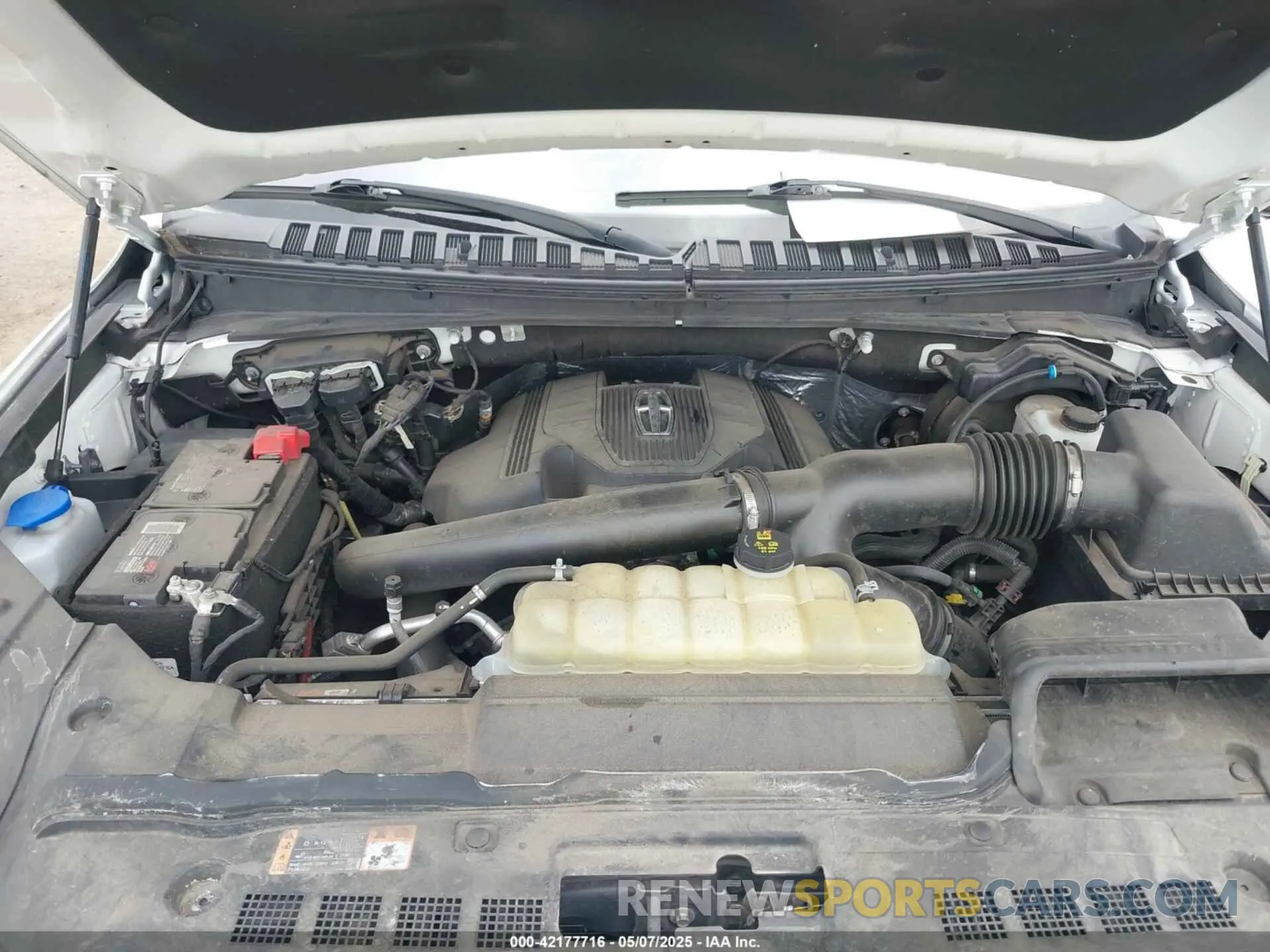 10 Photograph of a damaged car 5LMJJ3LT3LEL05128 LINCOLN NAVIGATOR 2020