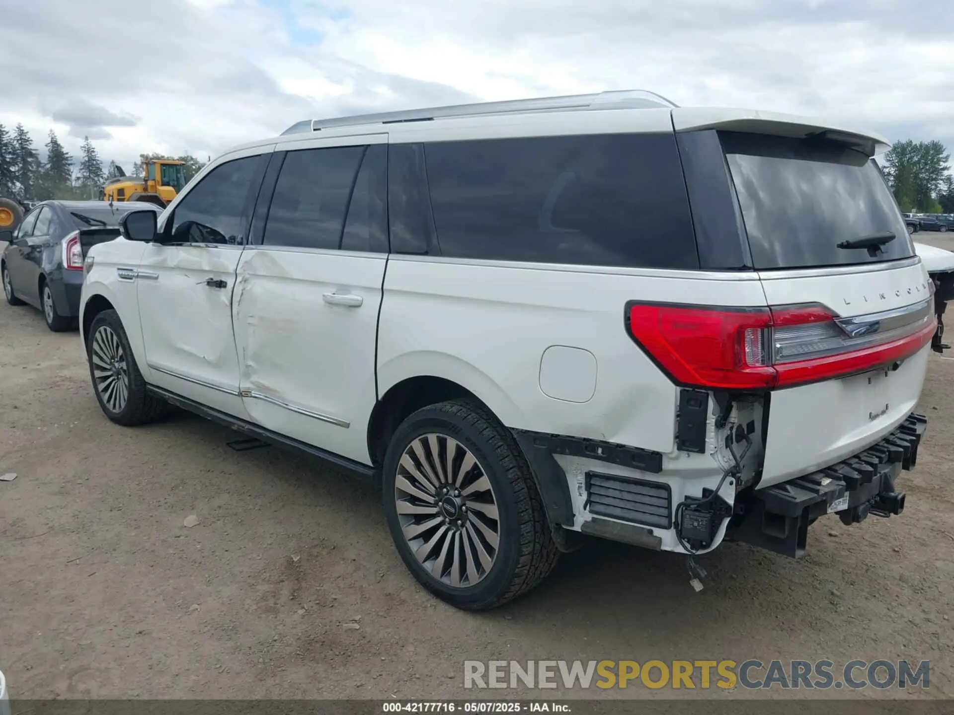 3 Photograph of a damaged car 5LMJJ3LT3LEL05128 LINCOLN NAVIGATOR 2020
