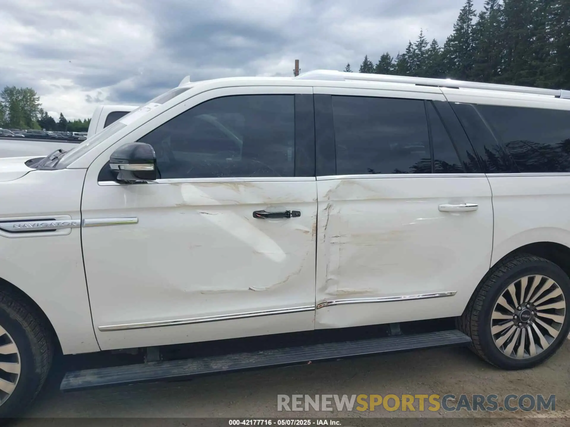 6 Photograph of a damaged car 5LMJJ3LT3LEL05128 LINCOLN NAVIGATOR 2020