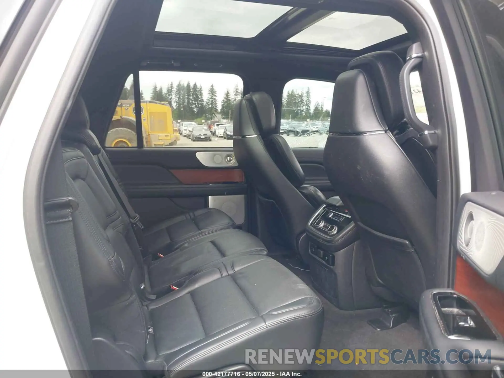 8 Photograph of a damaged car 5LMJJ3LT3LEL05128 LINCOLN NAVIGATOR 2020