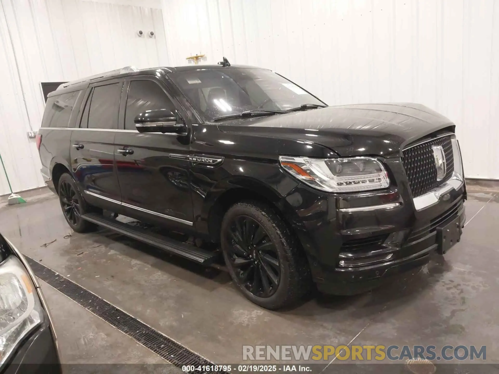 1 Photograph of a damaged car 5LMJJ3LT3LEL18476 LINCOLN NAVIGATOR 2020