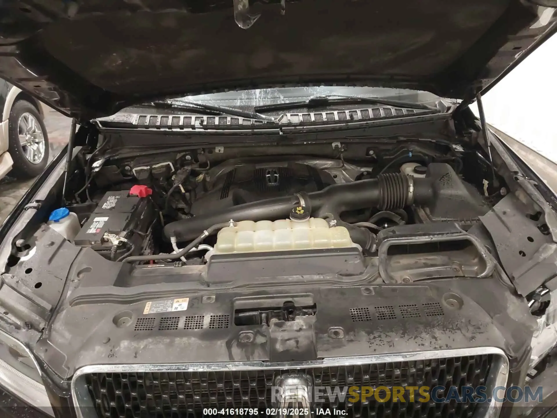 10 Photograph of a damaged car 5LMJJ3LT3LEL18476 LINCOLN NAVIGATOR 2020