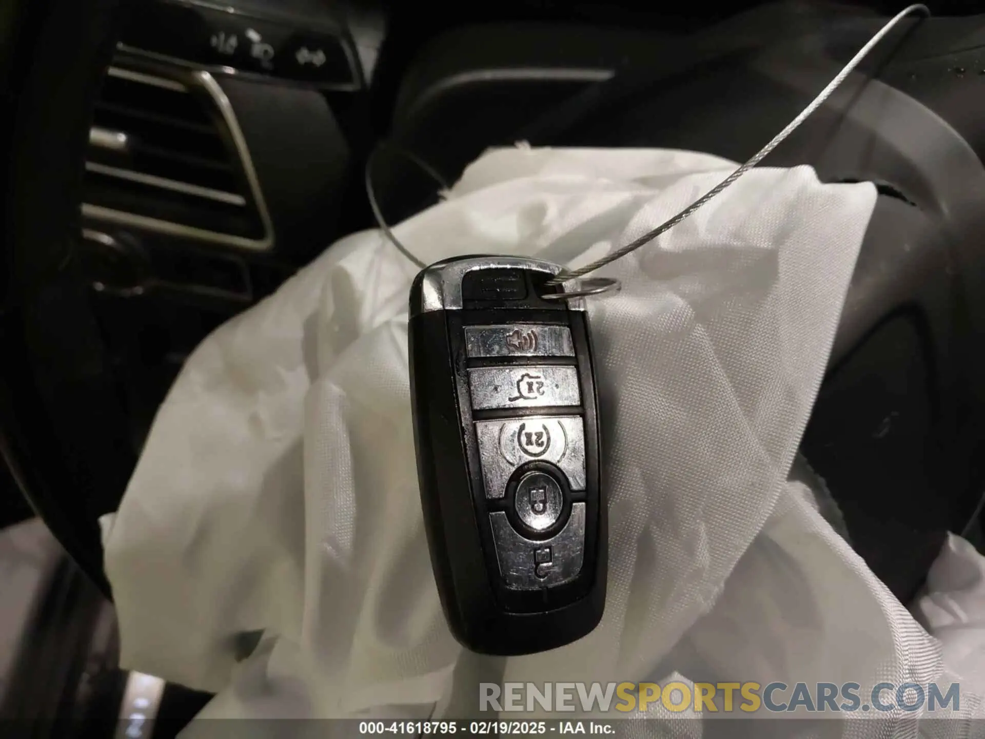 11 Photograph of a damaged car 5LMJJ3LT3LEL18476 LINCOLN NAVIGATOR 2020