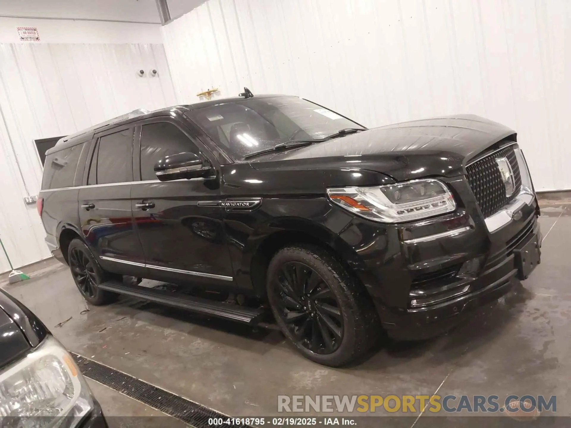 13 Photograph of a damaged car 5LMJJ3LT3LEL18476 LINCOLN NAVIGATOR 2020