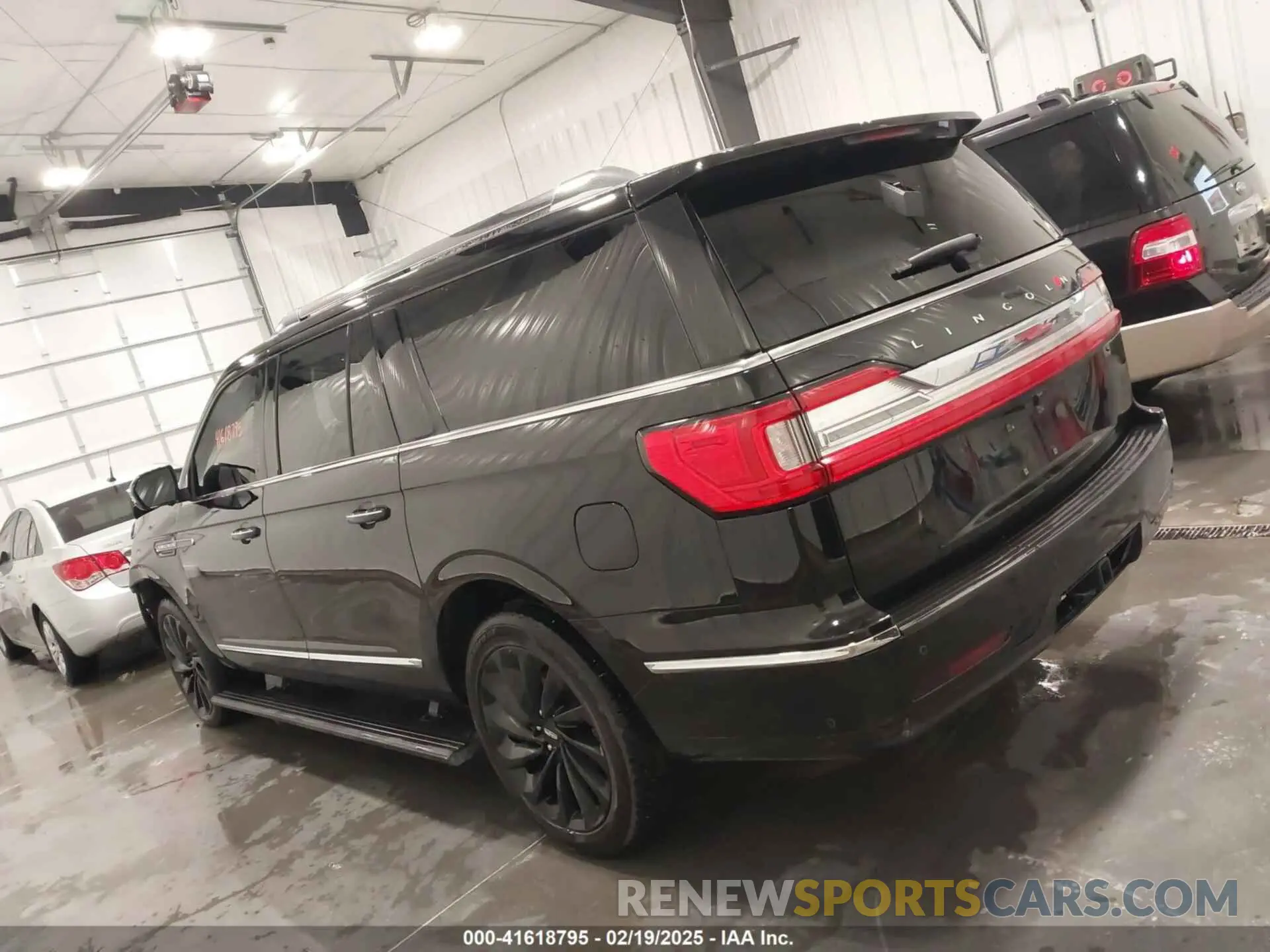 14 Photograph of a damaged car 5LMJJ3LT3LEL18476 LINCOLN NAVIGATOR 2020