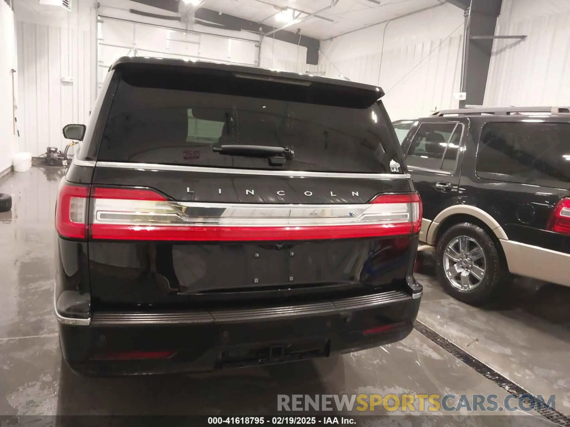 16 Photograph of a damaged car 5LMJJ3LT3LEL18476 LINCOLN NAVIGATOR 2020