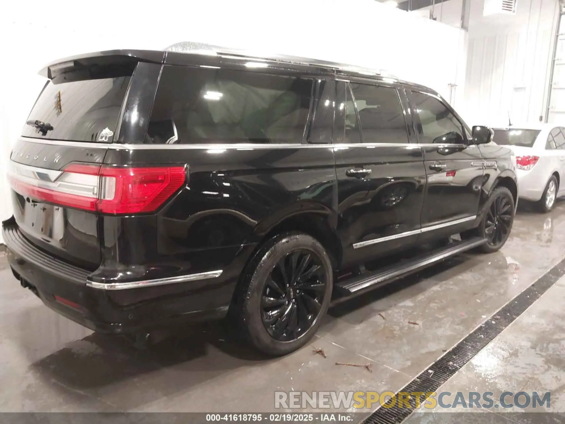 4 Photograph of a damaged car 5LMJJ3LT3LEL18476 LINCOLN NAVIGATOR 2020