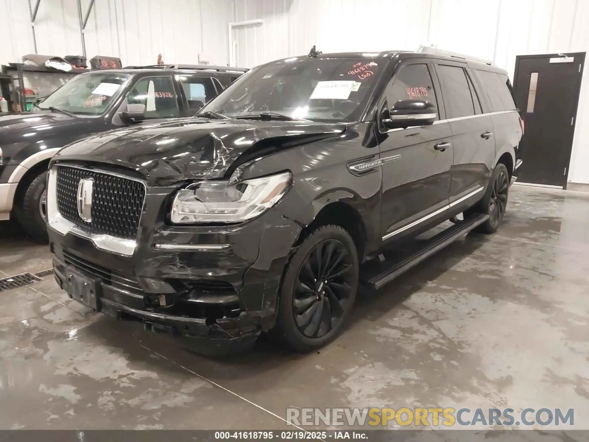 6 Photograph of a damaged car 5LMJJ3LT3LEL18476 LINCOLN NAVIGATOR 2020