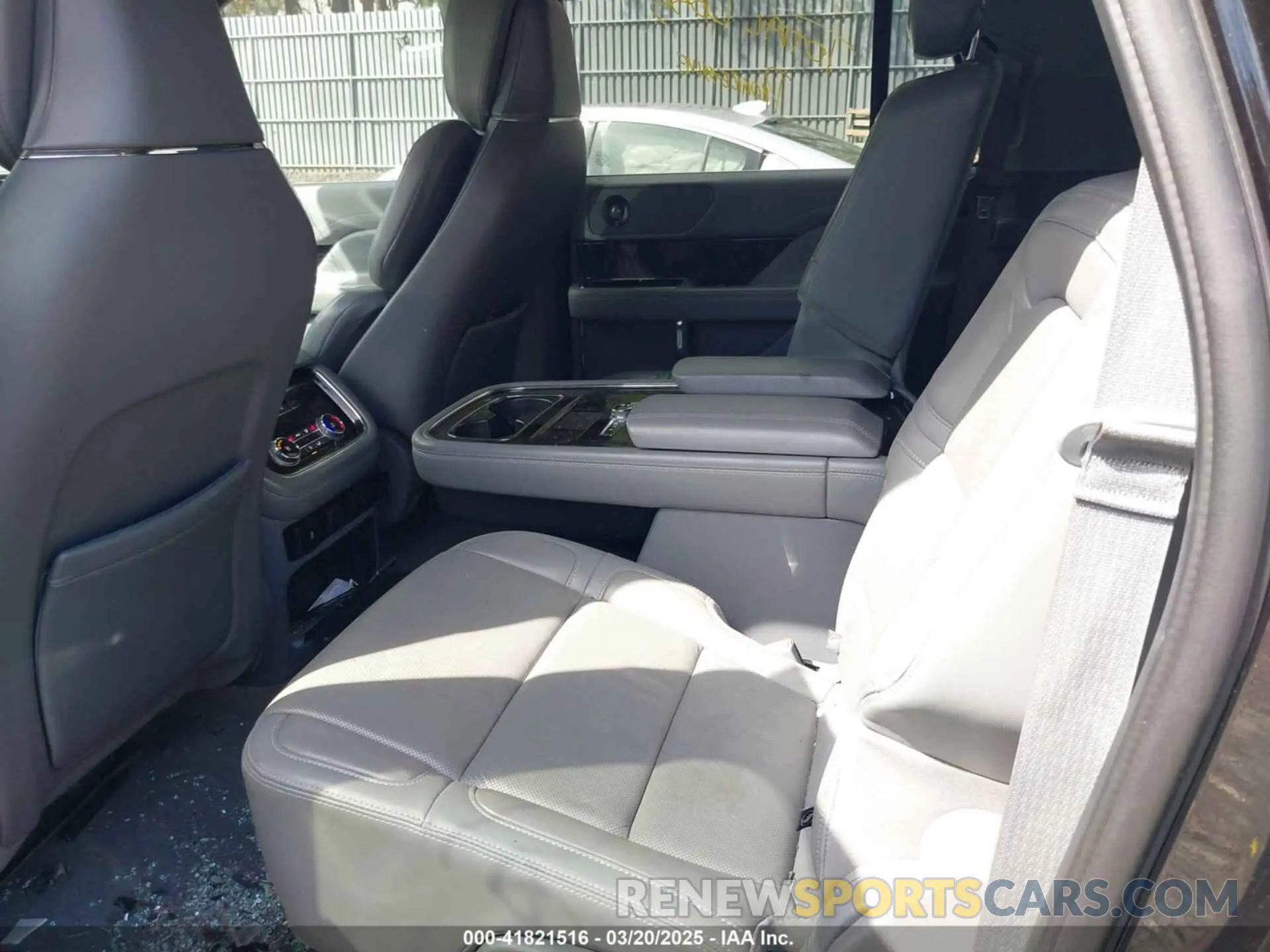 8 Photograph of a damaged car 5LMJJ3LT7LEL04385 LINCOLN NAVIGATOR 2020