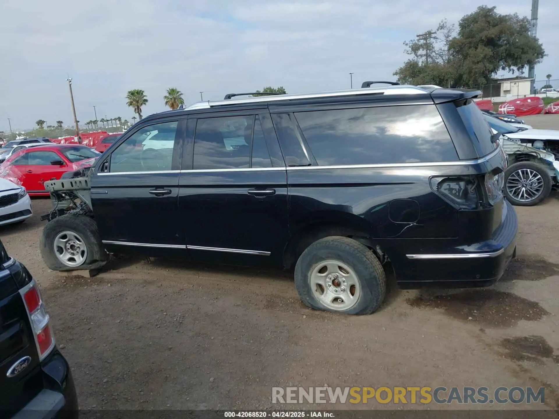 13 Photograph of a damaged car 5LMJJ3TT6LEL09528 LINCOLN NAVIGATOR 2020