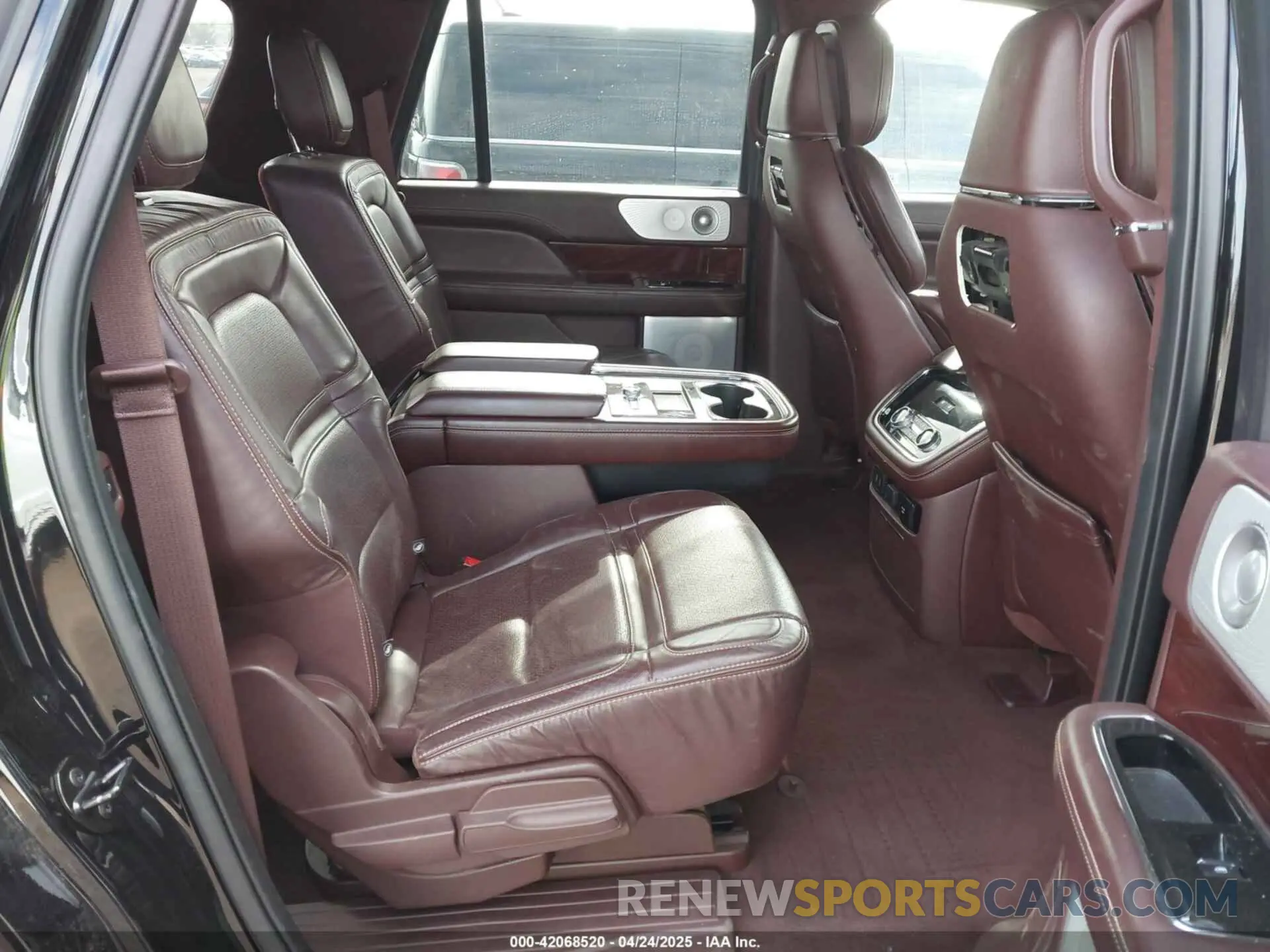8 Photograph of a damaged car 5LMJJ3TT6LEL09528 LINCOLN NAVIGATOR 2020