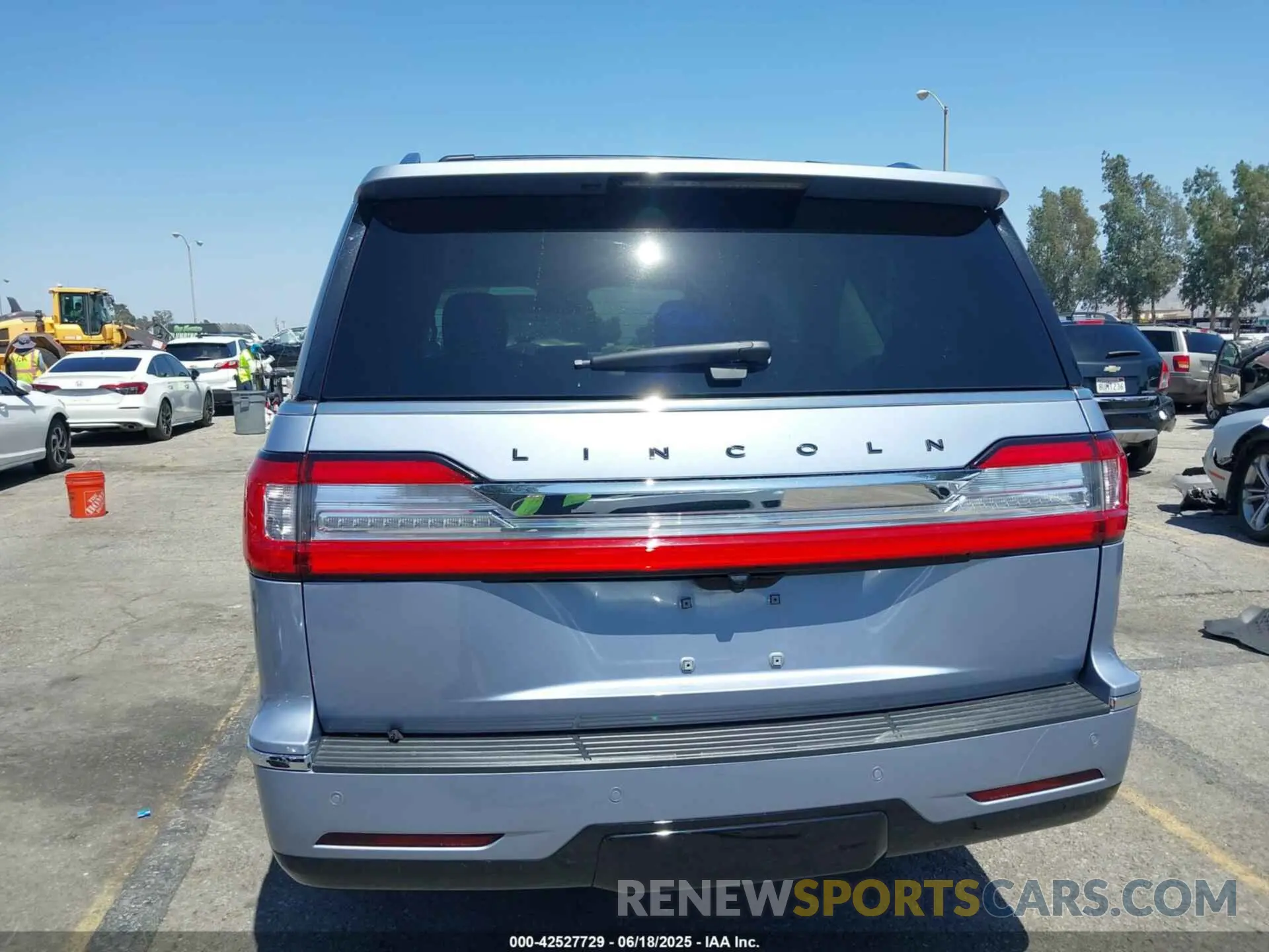 17 Photograph of a damaged car 5LMJJ3TT5MEL06864 LINCOLN NAVIGATOR 2021