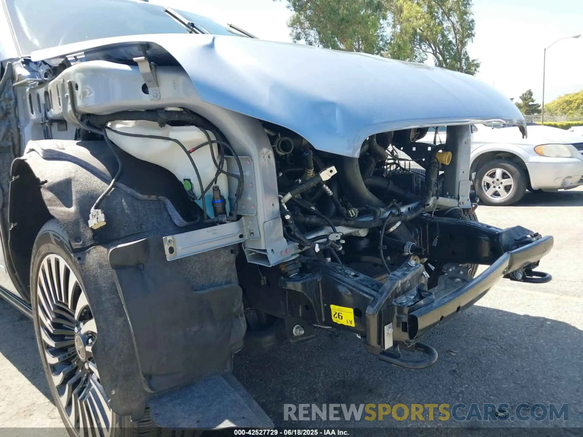 18 Photograph of a damaged car 5LMJJ3TT5MEL06864 LINCOLN NAVIGATOR 2021