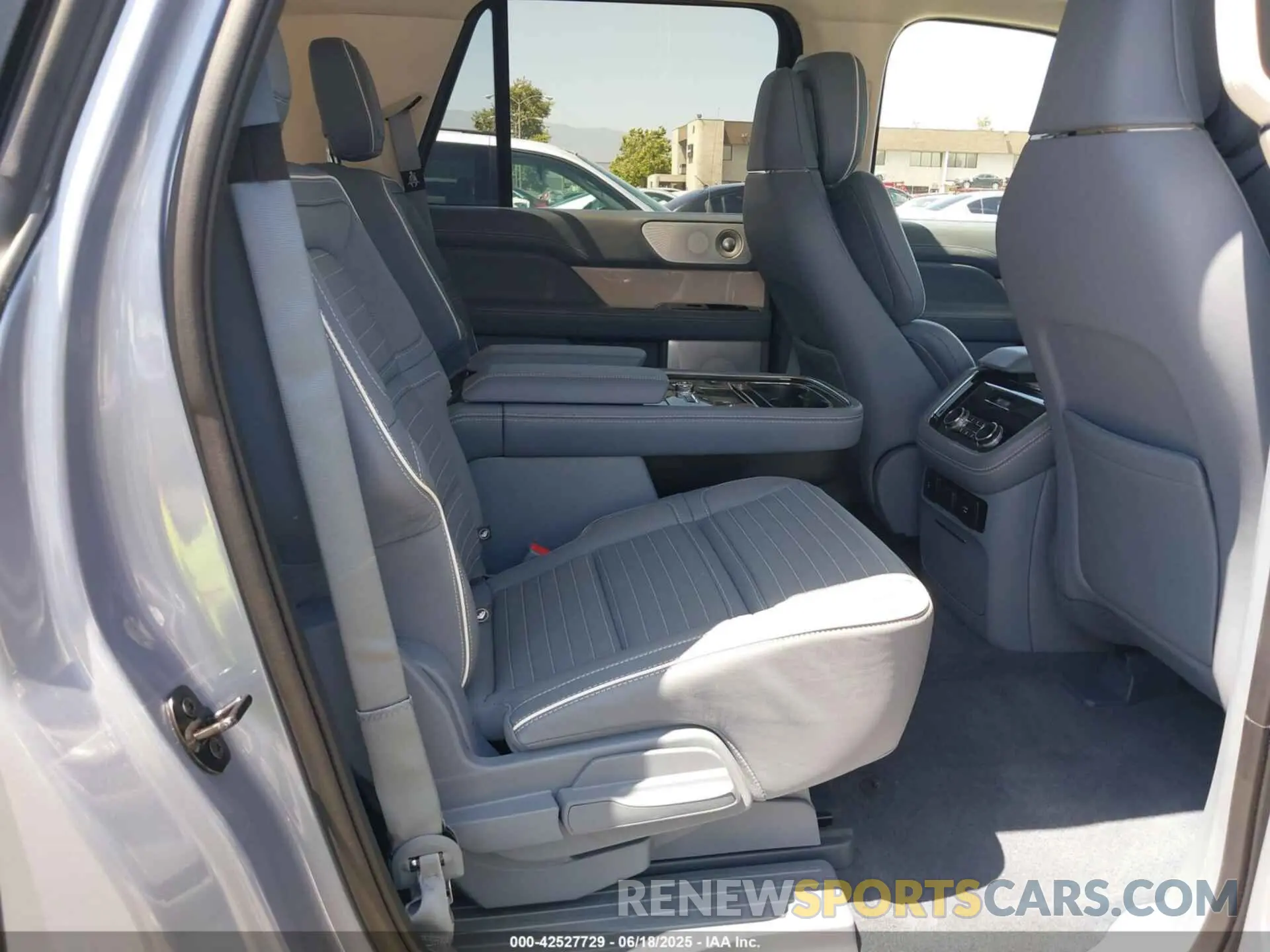 8 Photograph of a damaged car 5LMJJ3TT5MEL06864 LINCOLN NAVIGATOR 2021