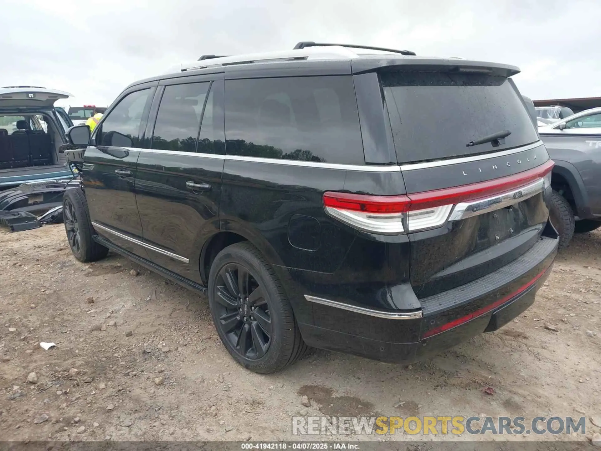 3 Фотография поврежденного автомобиля 5LMJJ2LT8NEL04005 LINCOLN NAVIGATOR 2022