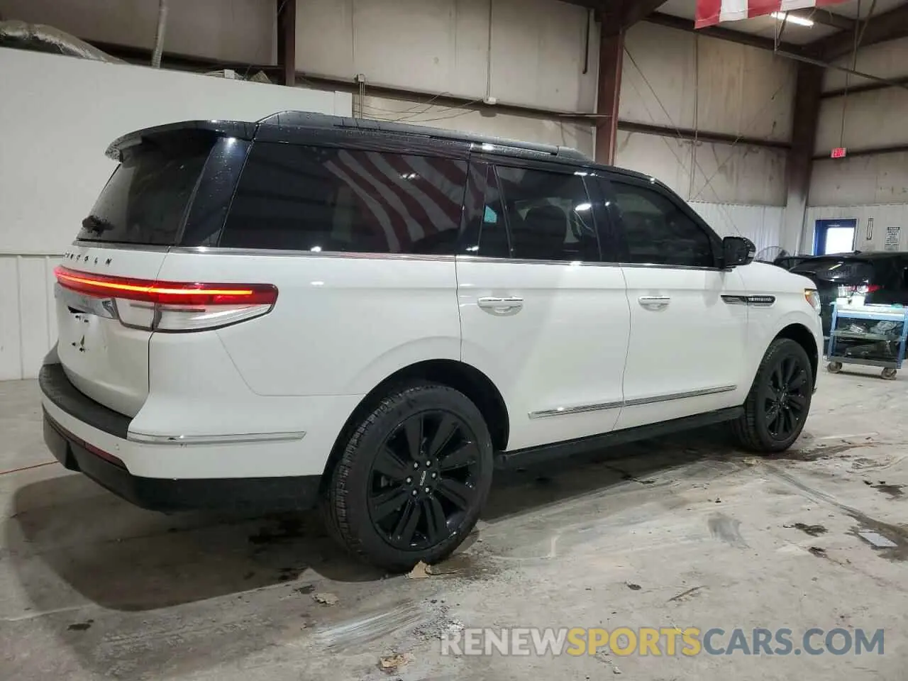 3 Photograph of a damaged car 5LMJJ2TT4NEL00338 LINCOLN NAVIGATOR 2022