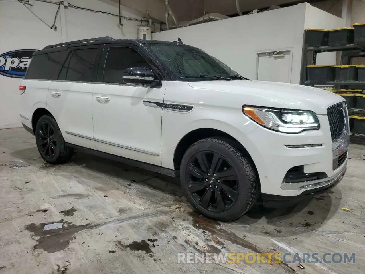4 Photograph of a damaged car 5LMJJ2TT4NEL00338 LINCOLN NAVIGATOR 2022