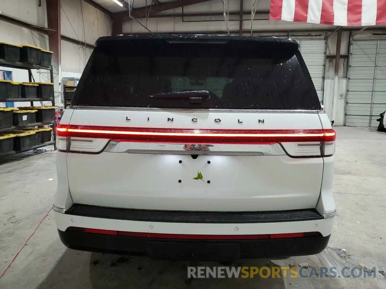 6 Photograph of a damaged car 5LMJJ2TT4NEL00338 LINCOLN NAVIGATOR 2022