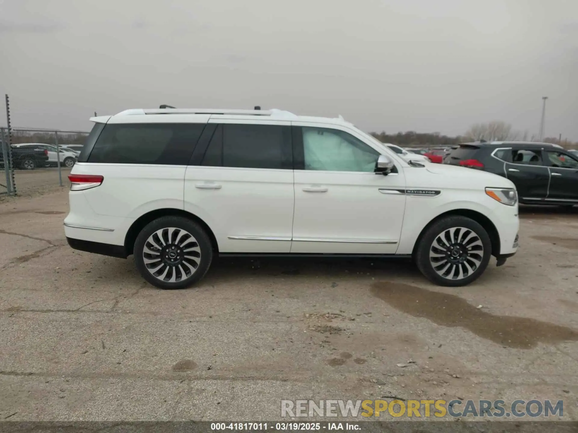 13 Photograph of a damaged car 5LMJJ2TT7NEL03931 LINCOLN NAVIGATOR 2022