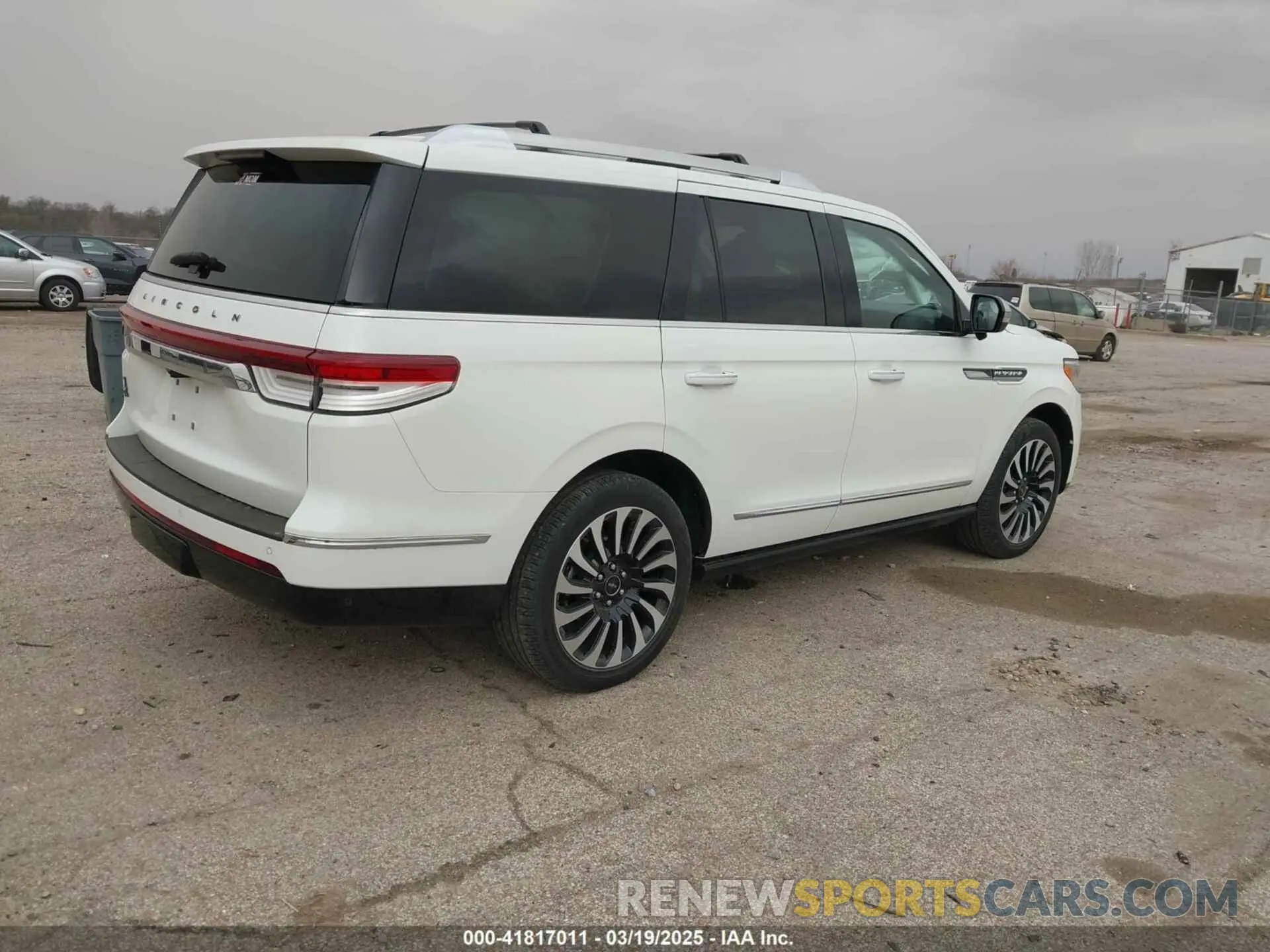 4 Photograph of a damaged car 5LMJJ2TT7NEL03931 LINCOLN NAVIGATOR 2022