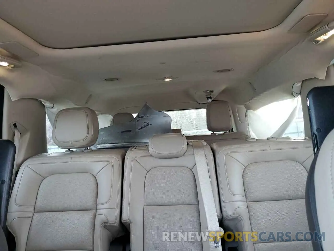 10 Photograph of a damaged car 5LMJJ3LT0NEL03372 LINCOLN NAVIGATOR 2022