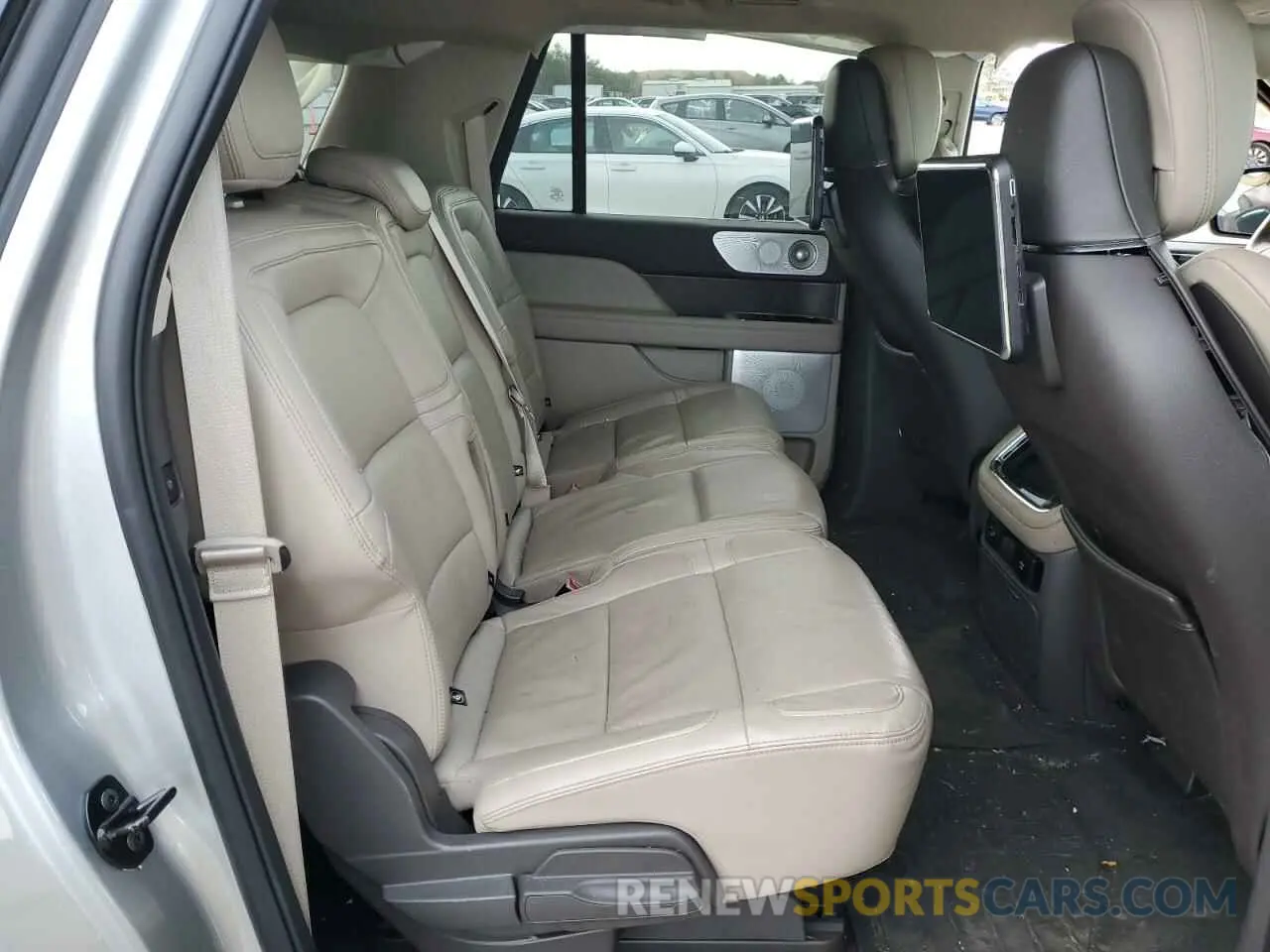 11 Photograph of a damaged car 5LMJJ3LT0NEL03372 LINCOLN NAVIGATOR 2022