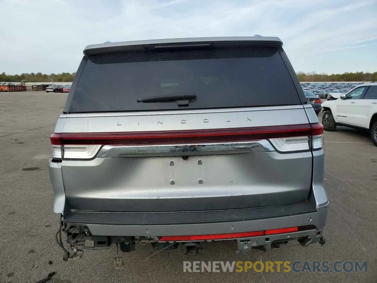 6 Photograph of a damaged car 5LMJJ3LT0NEL03372 LINCOLN NAVIGATOR 2022