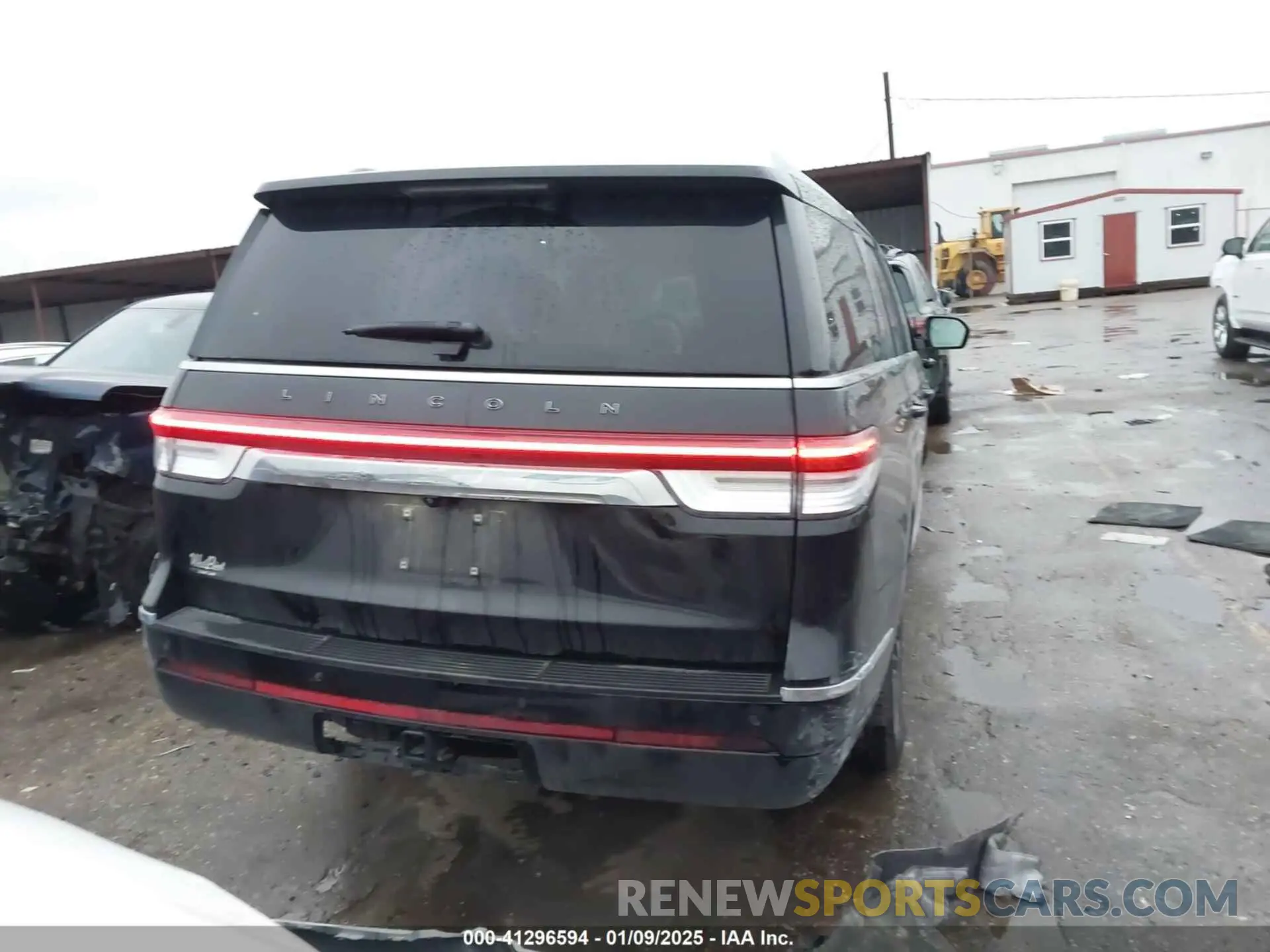 17 Photograph of a damaged car 5LMJJ3TT2NEL13739 LINCOLN NAVIGATOR 2022