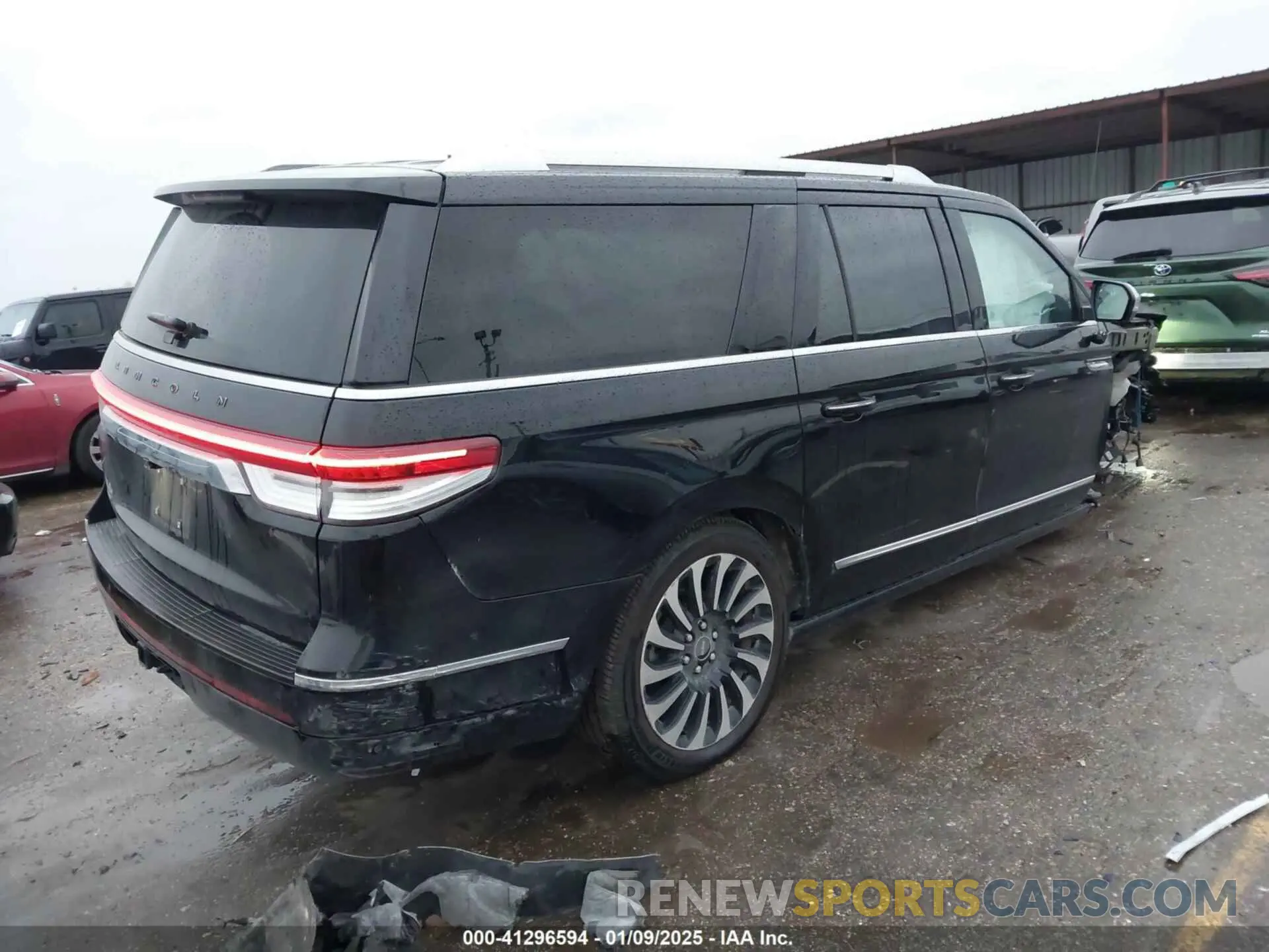 4 Photograph of a damaged car 5LMJJ3TT2NEL13739 LINCOLN NAVIGATOR 2022