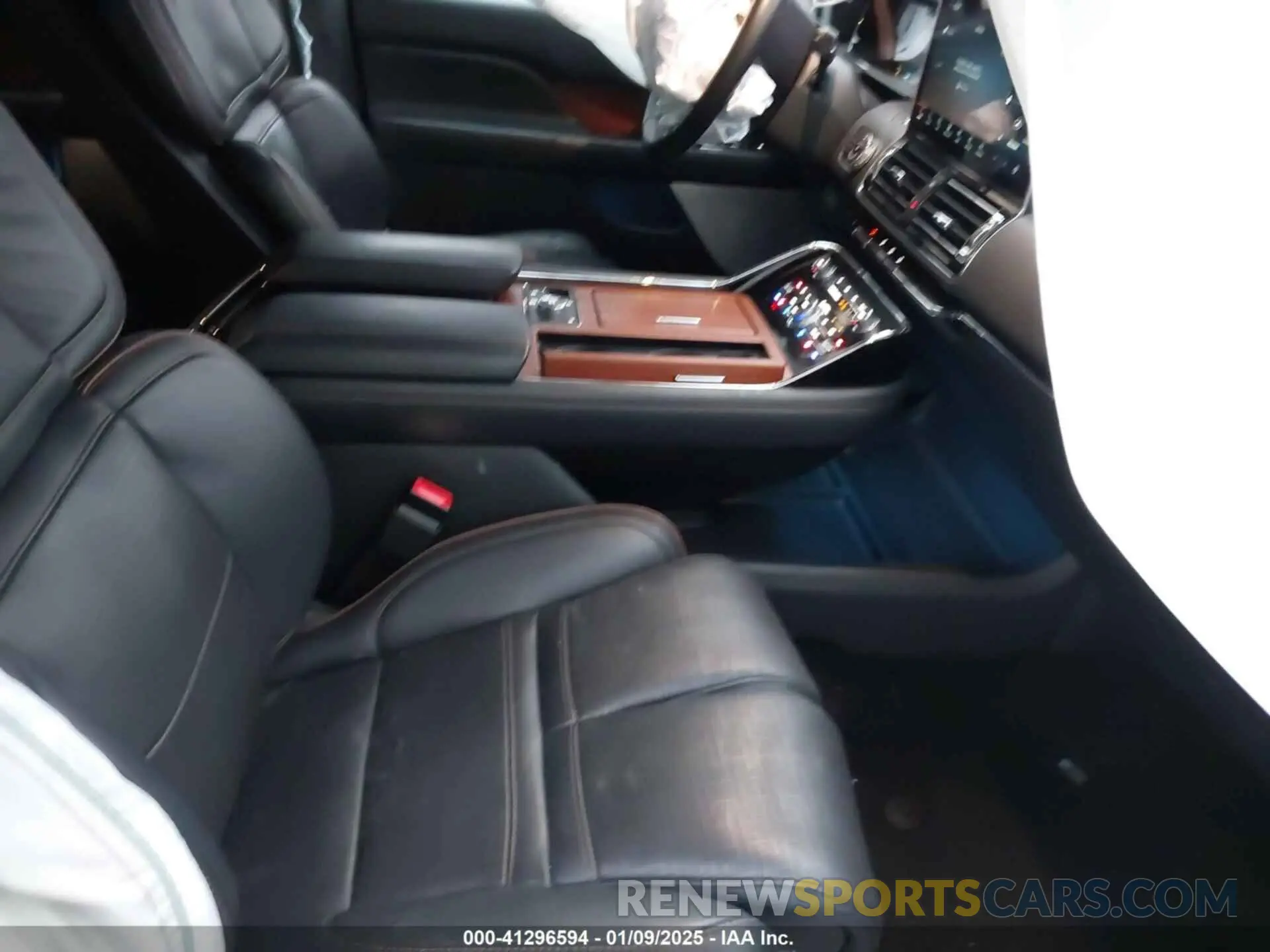 5 Photograph of a damaged car 5LMJJ3TT2NEL13739 LINCOLN NAVIGATOR 2022