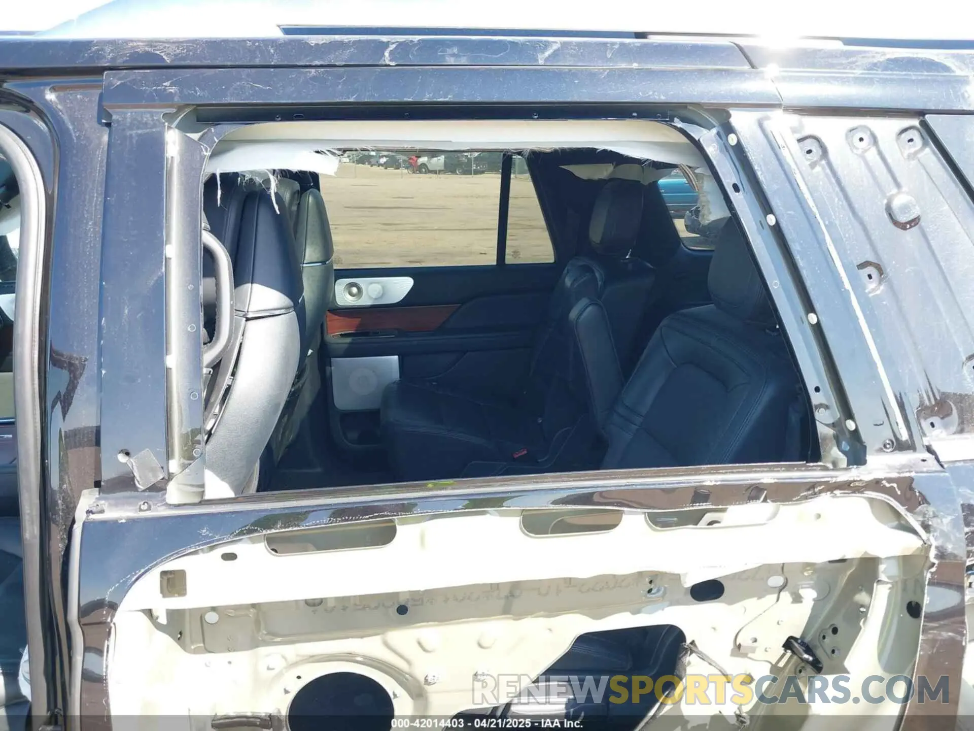 18 Photograph of a damaged car 5LMJJ3LG8PEL03450 LINCOLN NAVIGATOR 2023