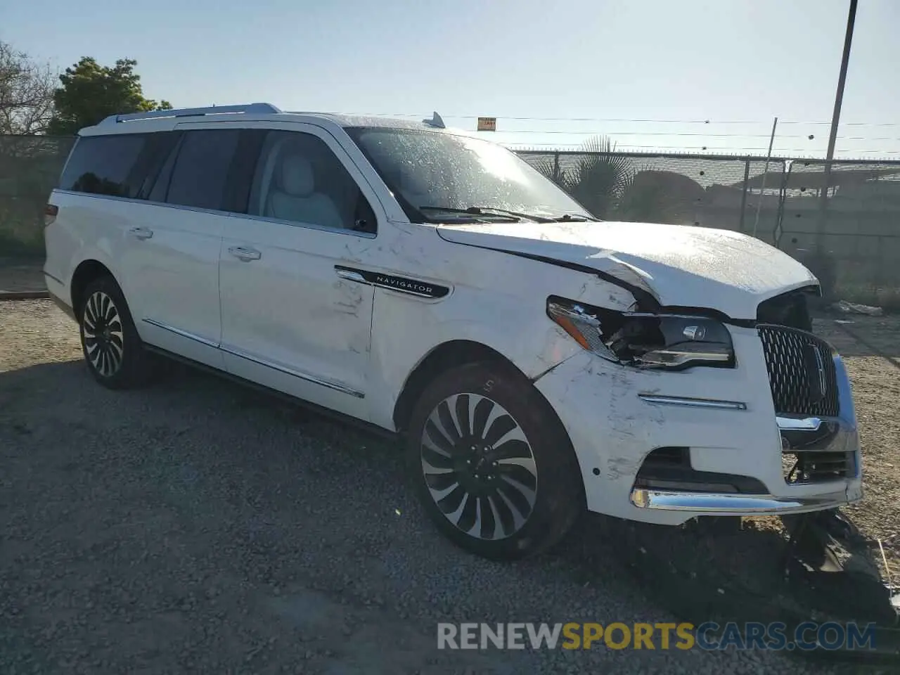 4 Photograph of a damaged car 5LMJJ3TG1PEL00650 LINCOLN NAVIGATOR 2023