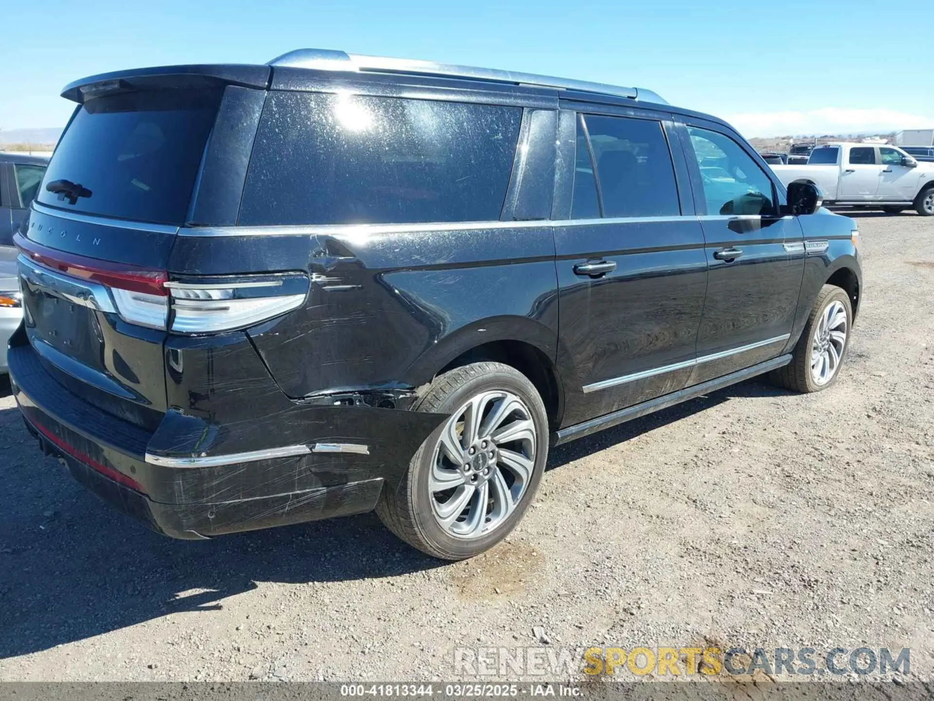 4 Photograph of a damaged car 5LMJJ3NG2REL02634 LINCOLN NAVIGATOR 2024