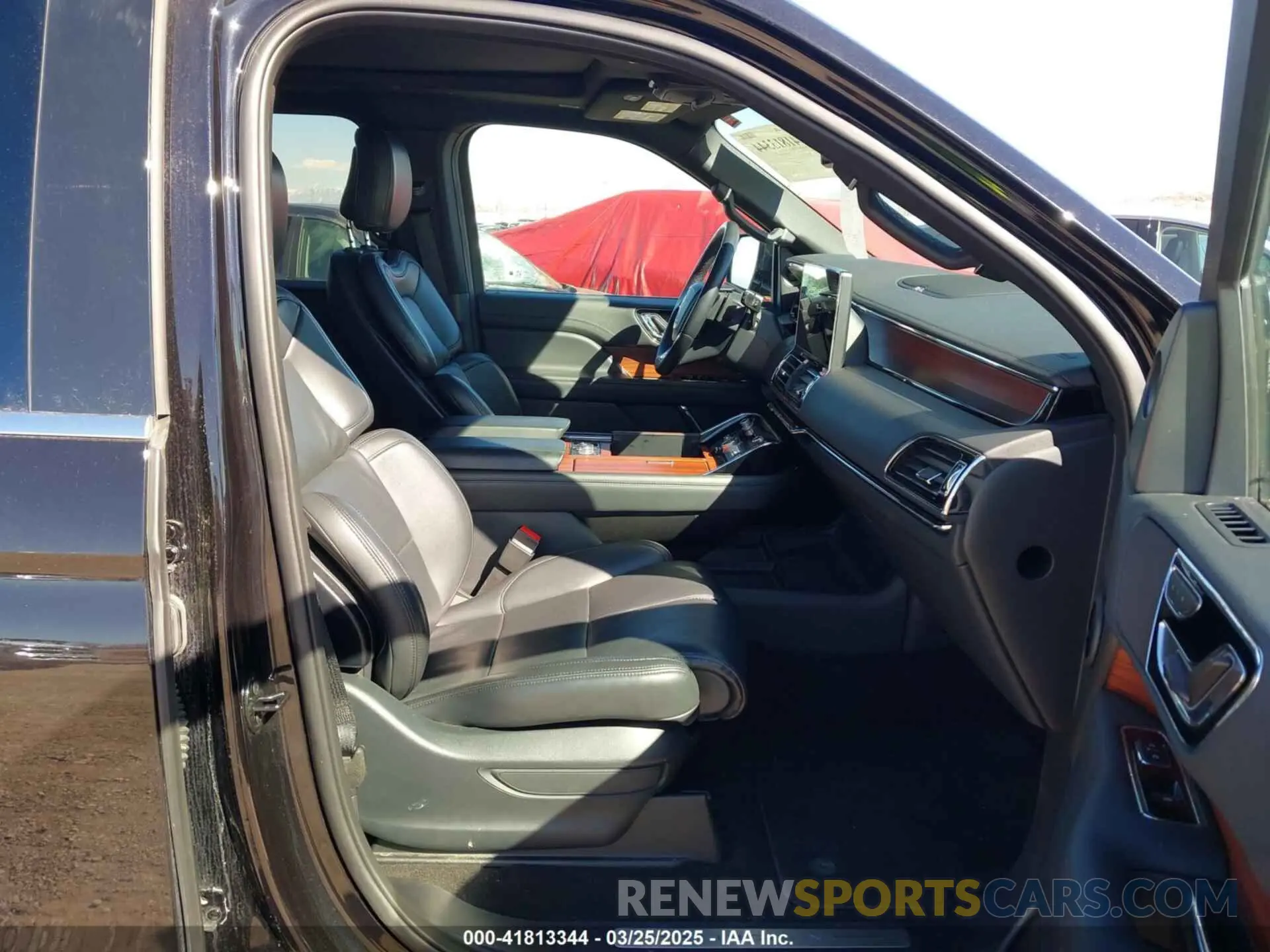5 Photograph of a damaged car 5LMJJ3NG2REL02634 LINCOLN NAVIGATOR 2024