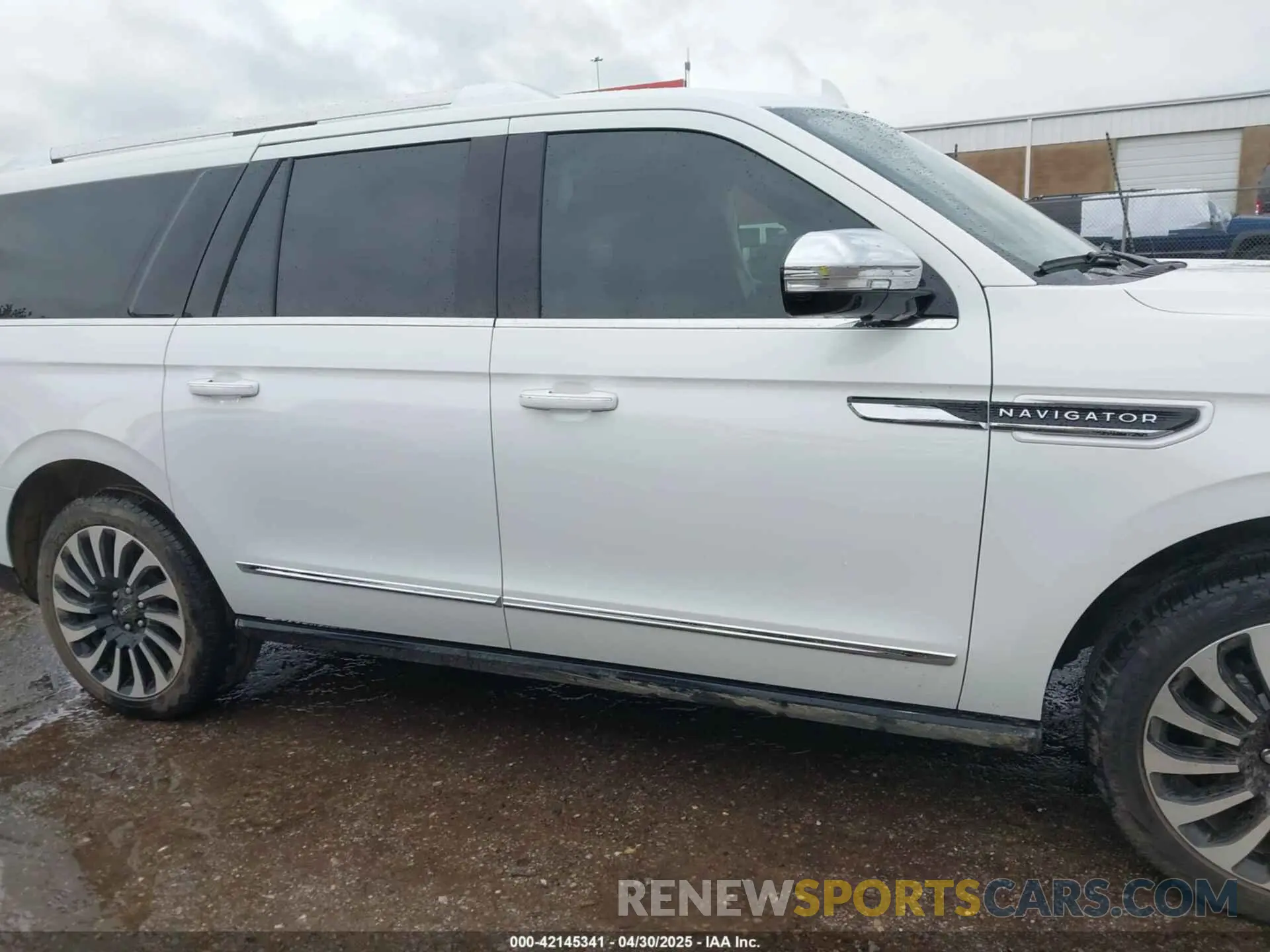 13 Photograph of a damaged car 5LMJJ3TG7REL23174 LINCOLN NAVIGATOR 2024