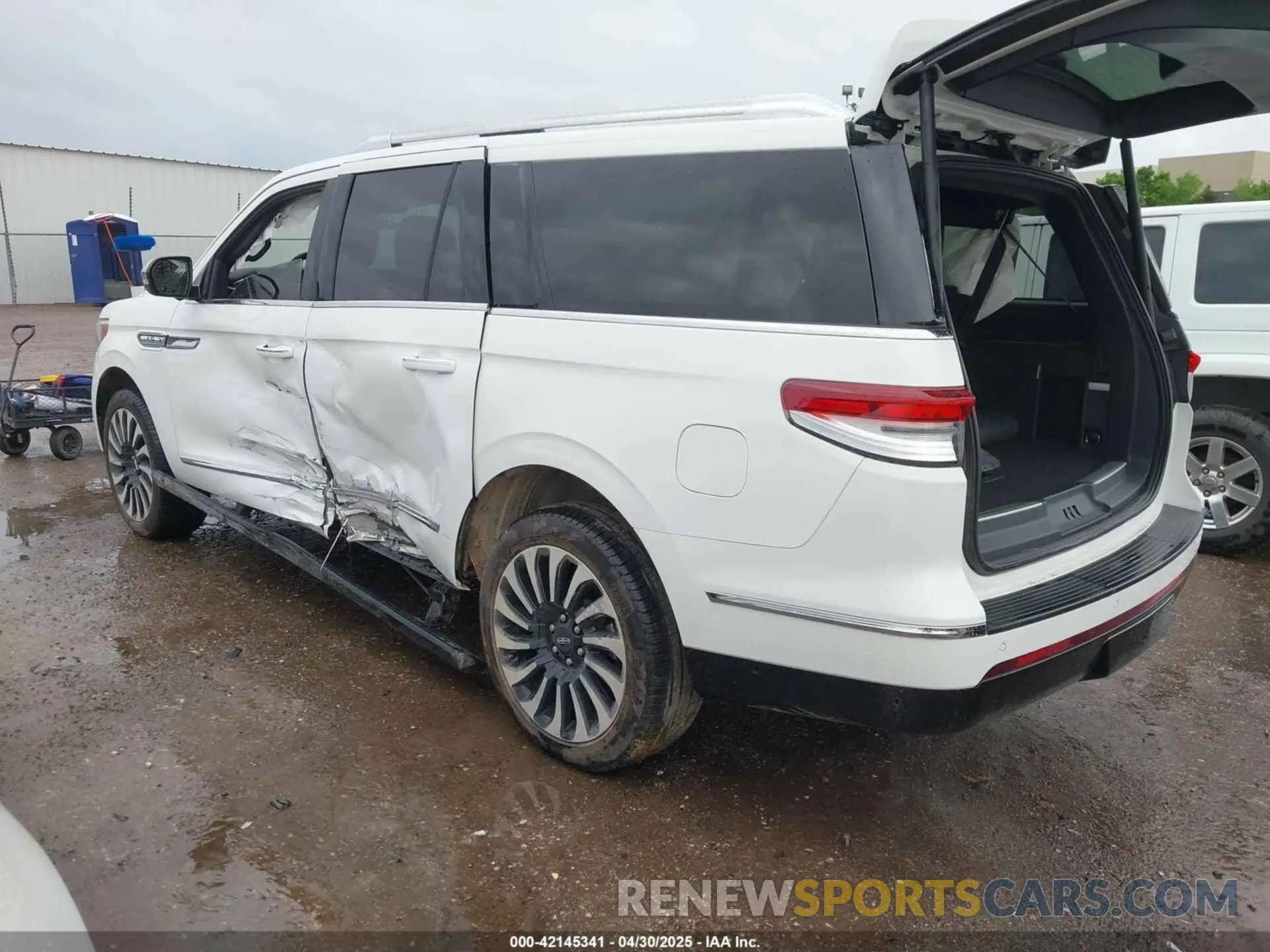 3 Photograph of a damaged car 5LMJJ3TG7REL23174 LINCOLN NAVIGATOR 2024