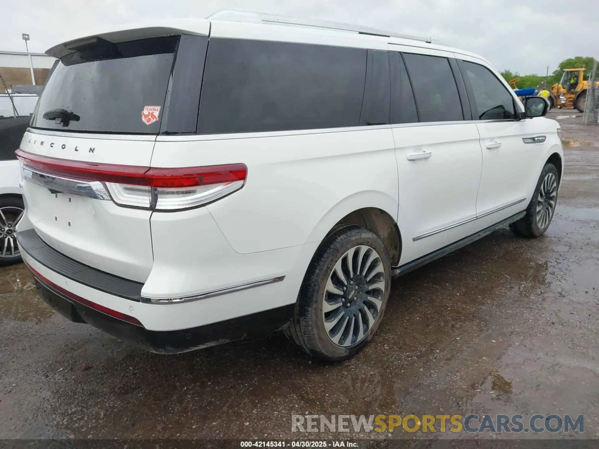4 Photograph of a damaged car 5LMJJ3TG7REL23174 LINCOLN NAVIGATOR 2024