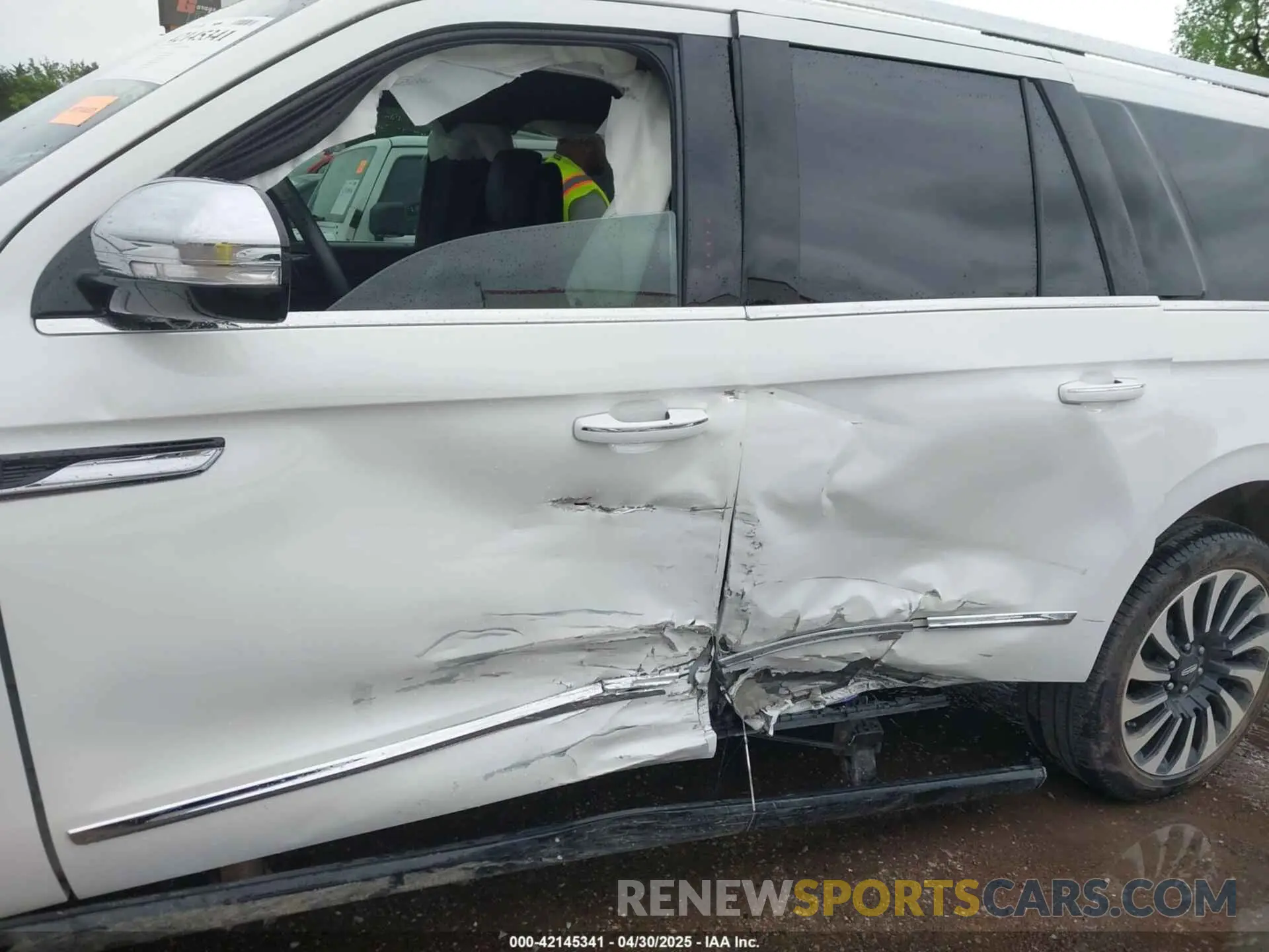 6 Photograph of a damaged car 5LMJJ3TG7REL23174 LINCOLN NAVIGATOR 2024