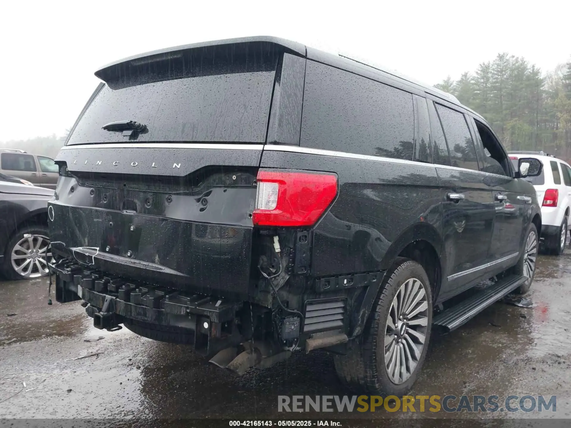 4 Photograph of a damaged car 5LMJJ3LT3KEL23451 LINCOLN NAVIGATOR L 2019